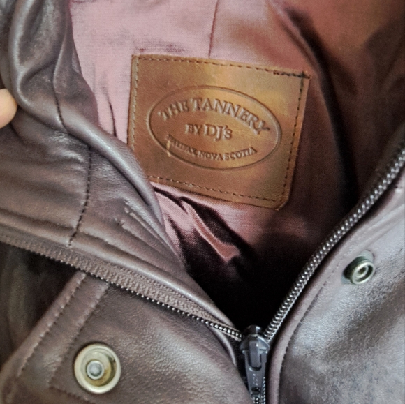 Canadian Made Leather coat with detachable hood. - Picture 3 of 10